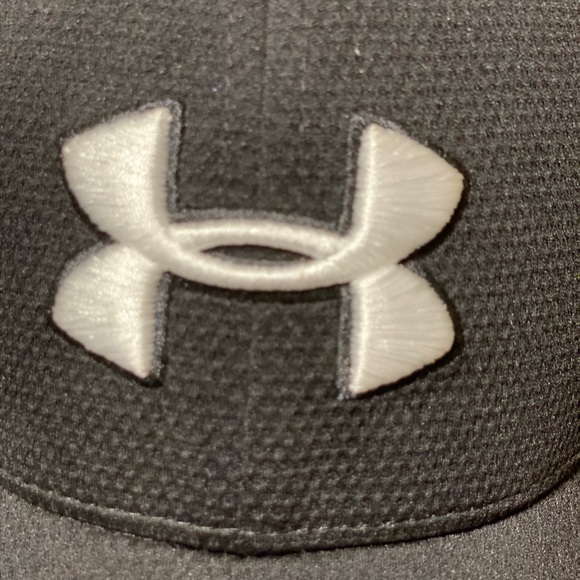 Under Armour hat - Picture 3 of 9